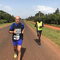 Vicente Enguita corriendo un maratón con otro maratoniano